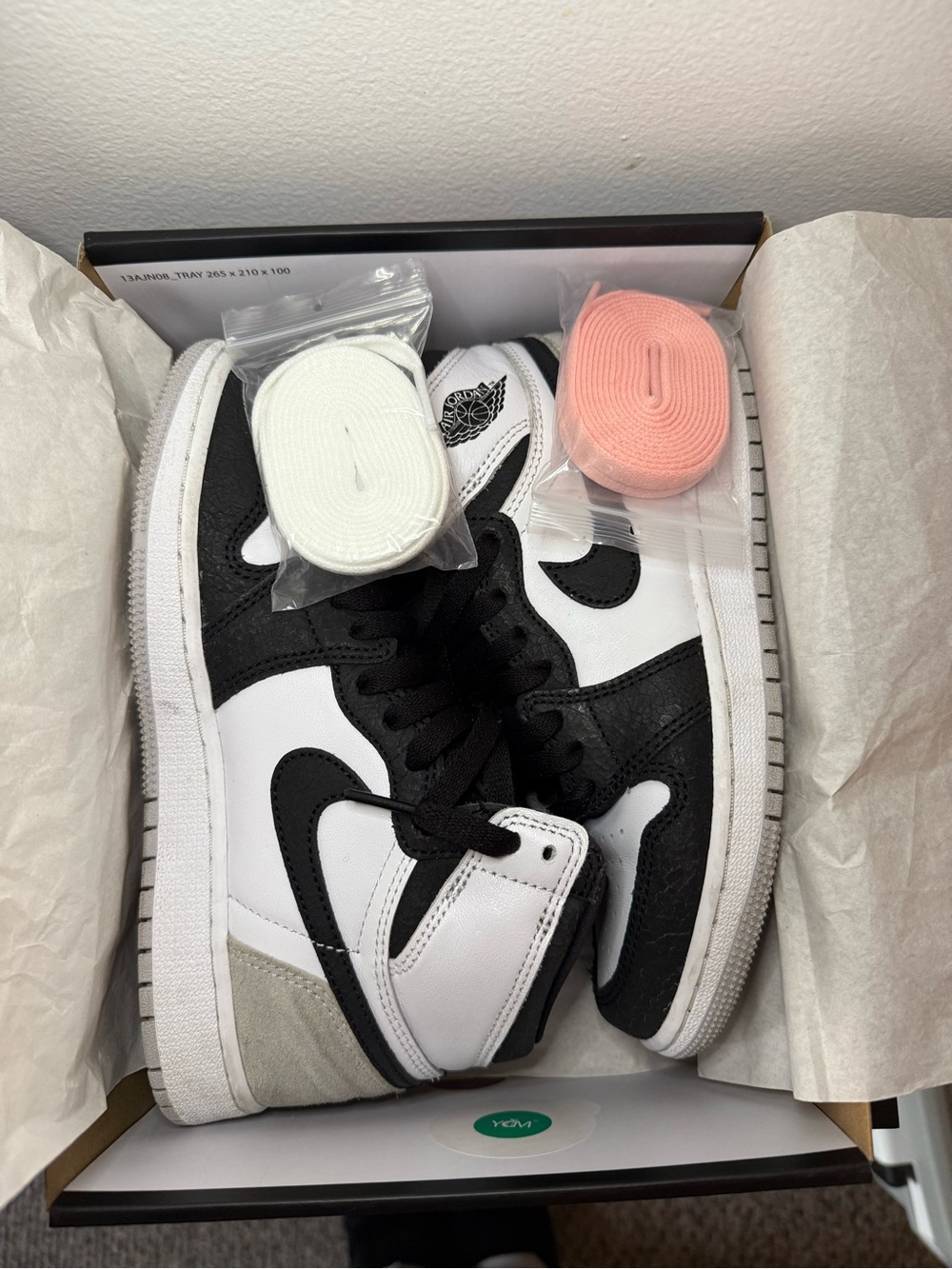 Air Jordan 1 Retro High OG Boys' Shoe - Coral Grey